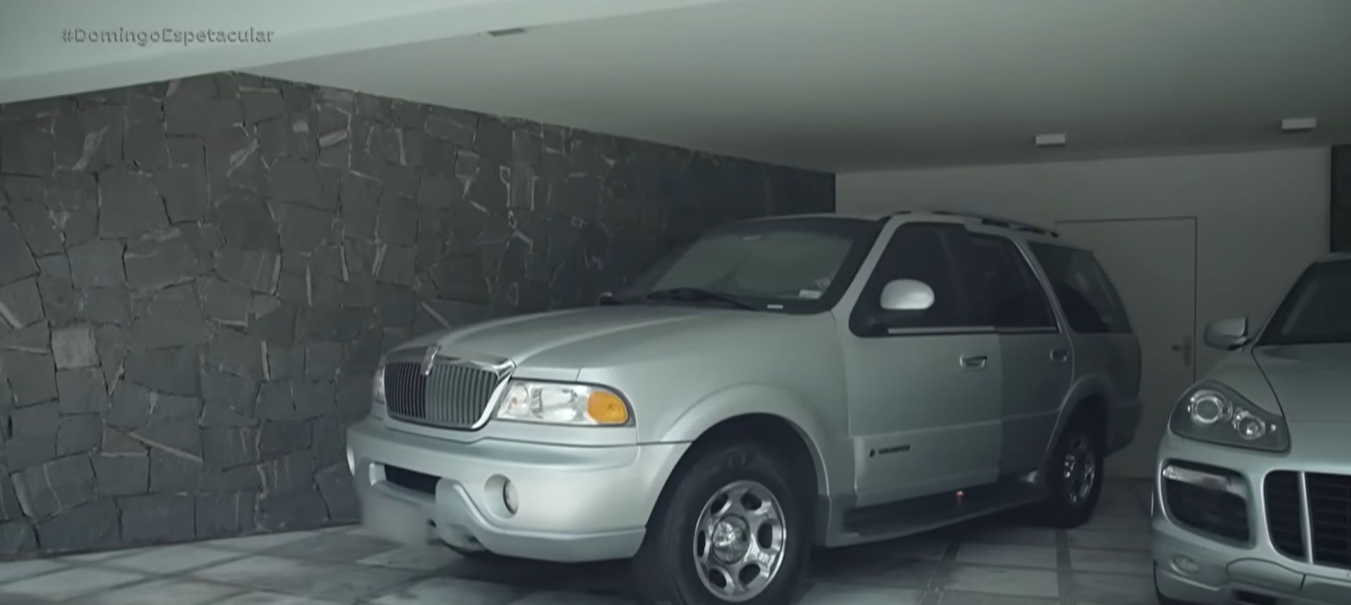 Filho de Gugu abre as portas da mansão onde o apresentador morava  em São Paulo  - reprodução Record TV