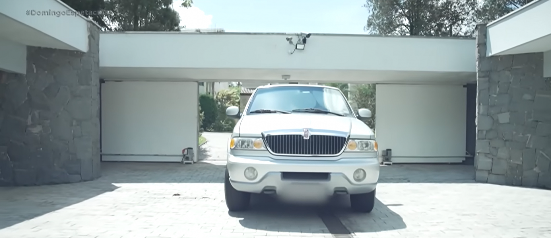 Filho de Gugu abre as portas da mansão onde o apresentador morava  em São Paulo  - reprodução Record TV