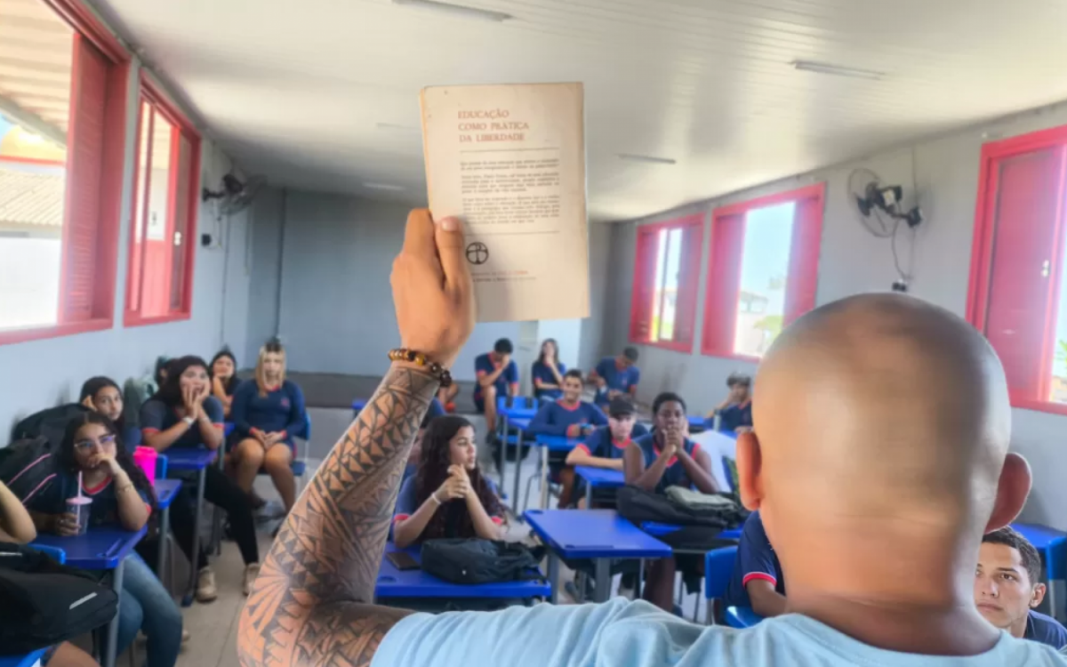 Alunos do 9º ano do Colégio Vera Felizardo participam de uma aula especial