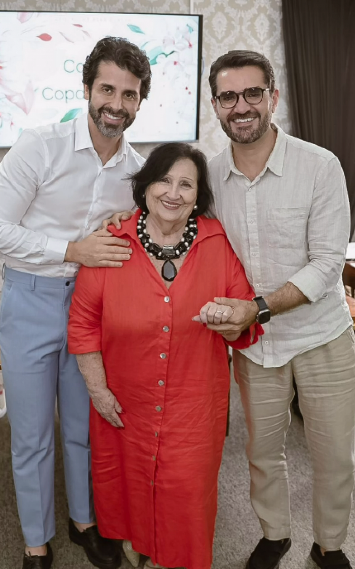 Marcelo Cosme e o médico Frankel Brandão posam com Déa Lúcia
 - Reprodução/Instagram