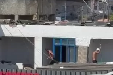 Pessoas em situação de rua ocupam prédio abandonado em Cabo Frio: ‘Região ficando perigosa’