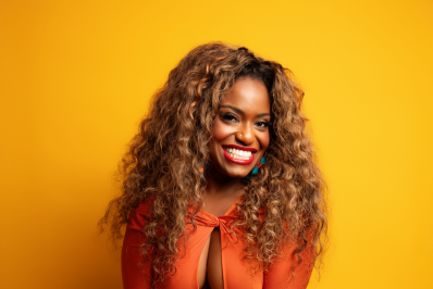 Ludmillah Anjos celebra sucesso e desabafa sobre desafios da TV brasileira