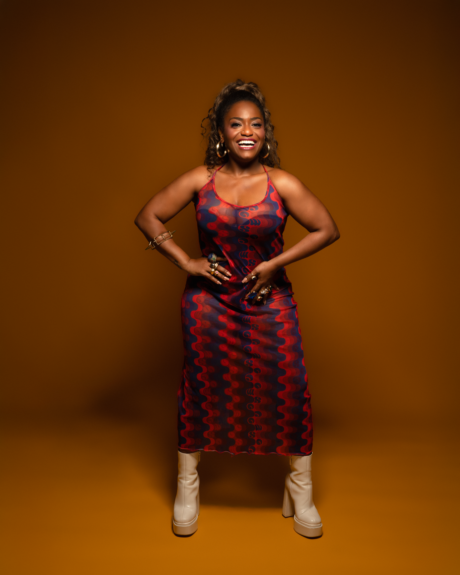 Ludmillah Anjos celebra sucesso e desabafa sobre desafios da TV brasileira - Foto: Quarta Dimensão