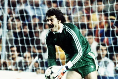 Morre ex-goleiro que defendeu quatro pênaltis do Barcelona na final da Liga dos Campeões