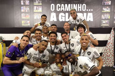 Tchê Tchê destaca remanescentes de 2023 do Botafogo em foto com a taça da Libertadores