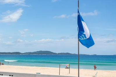 Bandeira Azul é hasteada pelo sétimo ano consecutivo na Praia do Peró, em Cabo Frio