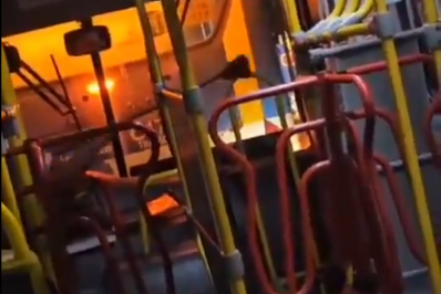 Vídeo: Motorista usa vassoura para fechar porta de ônibus com defeito na Zona Oeste
