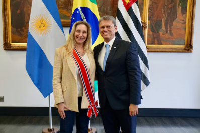 Tarcísio concede maior honraria de São Paulo para irmã de Javier Milei