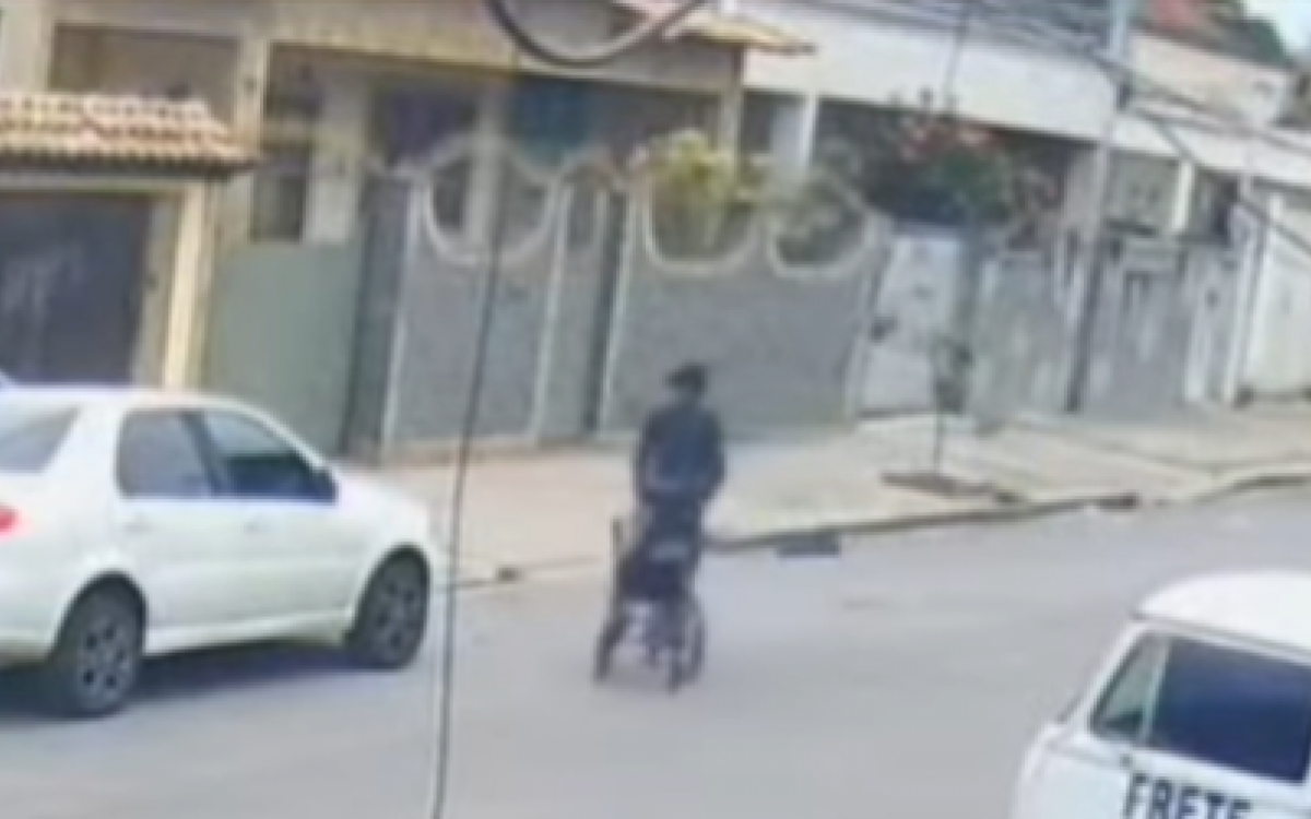 Imagens das câmeras de segurança flagraram o criminoso carregando a cadeira de rodas