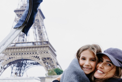 Deborah Secco celebra os 9 anos de Maria Flor 