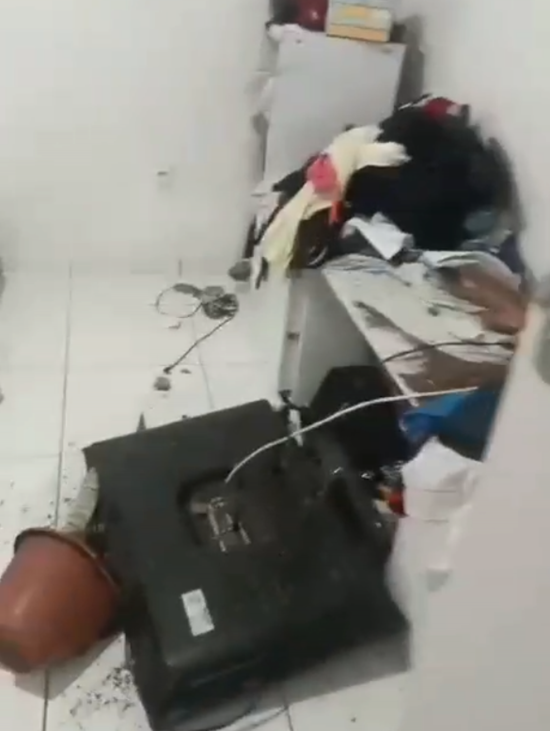 Grupo de motoboys quebrou televisões, mesas, cadeiras, entre outros objetos - Reprodução / Redes sociais