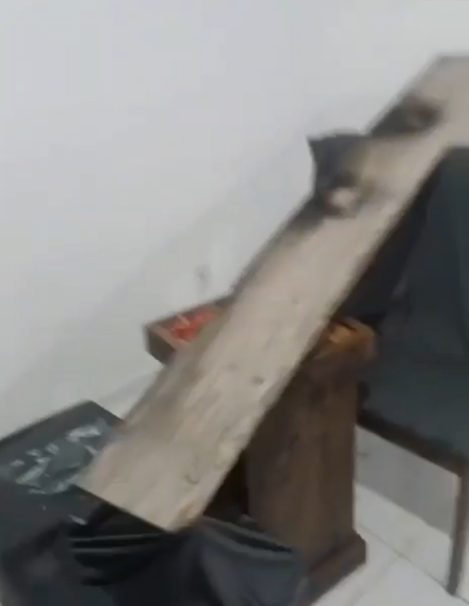 Grupo de motoboys quebrou televisões, mesas, cadeiras, entre outros objetos - Reprodução / Redes sociais