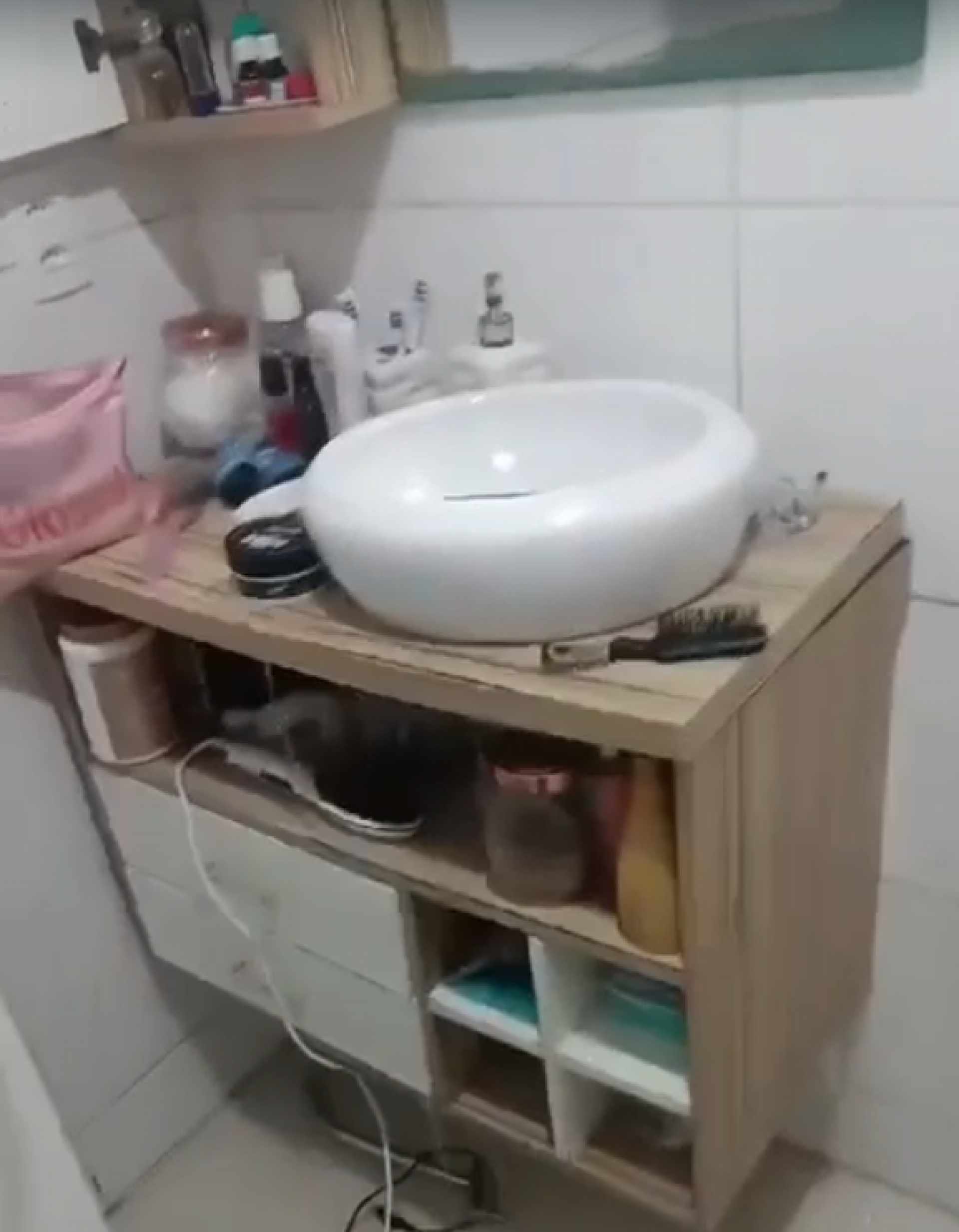 No banheiro da casa, o grupo de invasores arrancou o chuveiro e a torneira da pia - Reprodução / Redes sociais