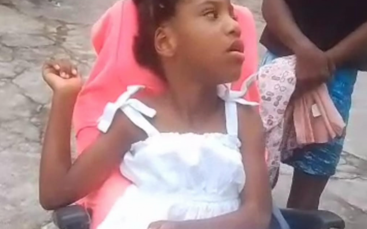 Emilly Victoria Vicente de Oliveira, de 9 anos, teve sua cadeira de rodas furtada na última sexta