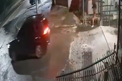 Bandidos invadem condomínio no Anil, roubam carro de policial e derrubam portão na fuga