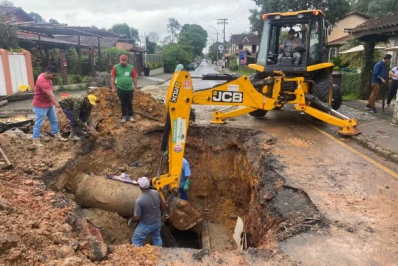 Avenida interditada por conta de erosão em asfalto foi liberada nesta quinta em Penedo