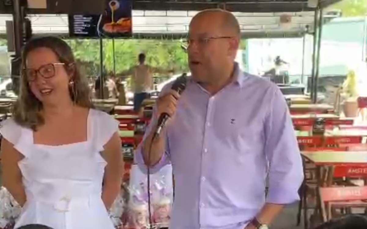 Secretário anunciando 13º na confraternização entre educadoras