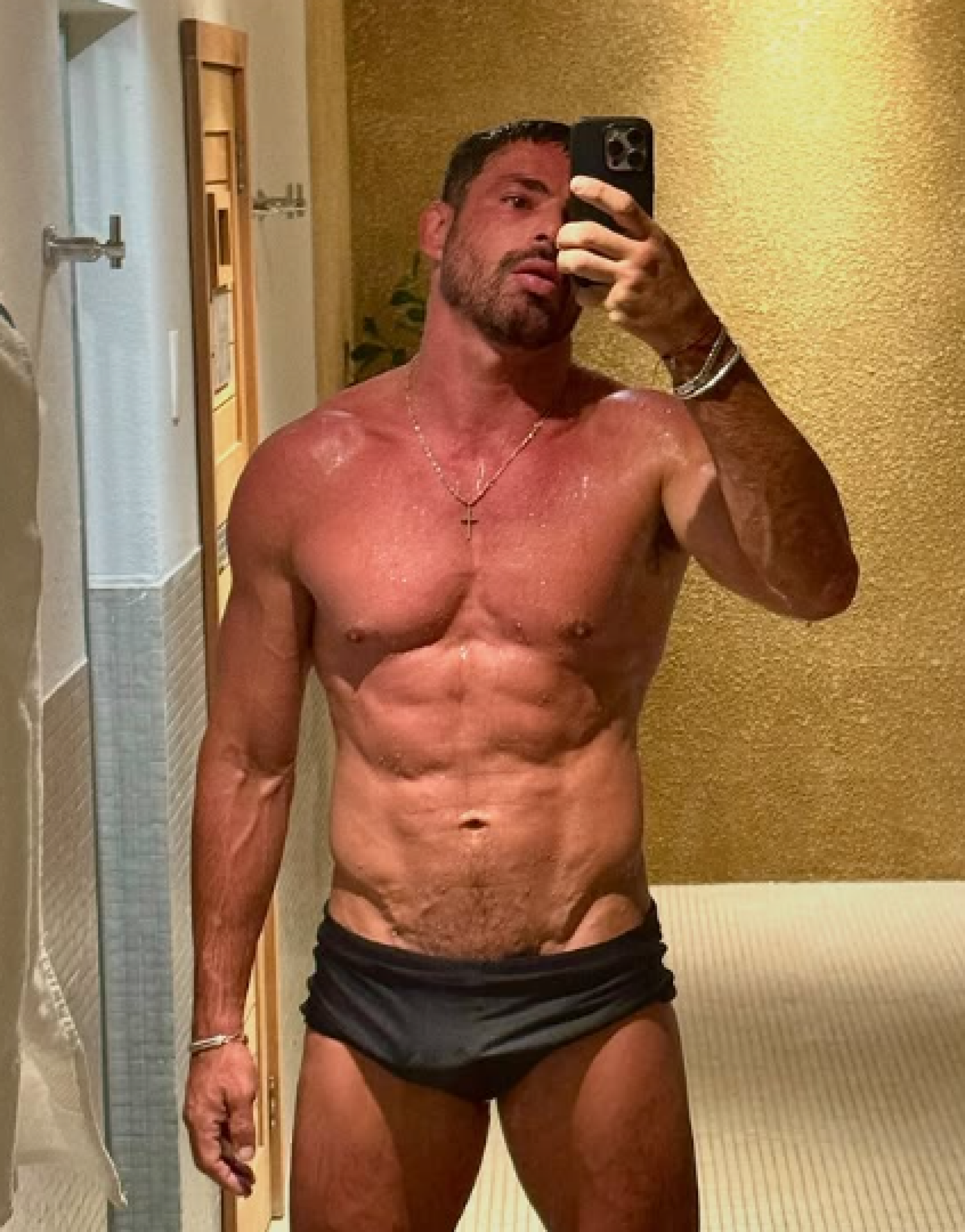 Cauã Reymond exibe tanquinho definido e desabafa: 'Acordei com a autoestima baixa' - Reprodução / Instagram