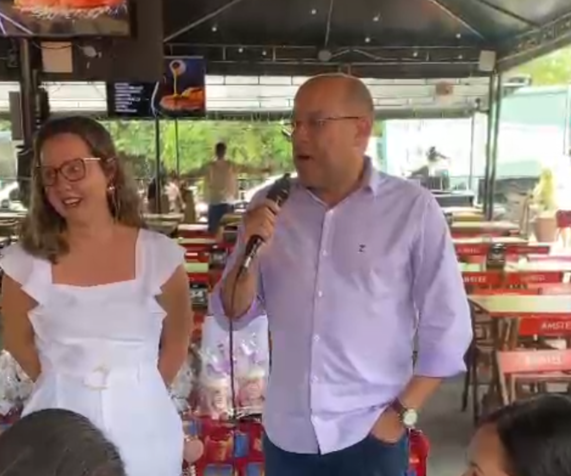 Secret&aacute;rio anunciando 13&ordm; na confraterniza&ccedil;&atilde;o entre educadoras - Reprodu&ccedil;&atilde;o