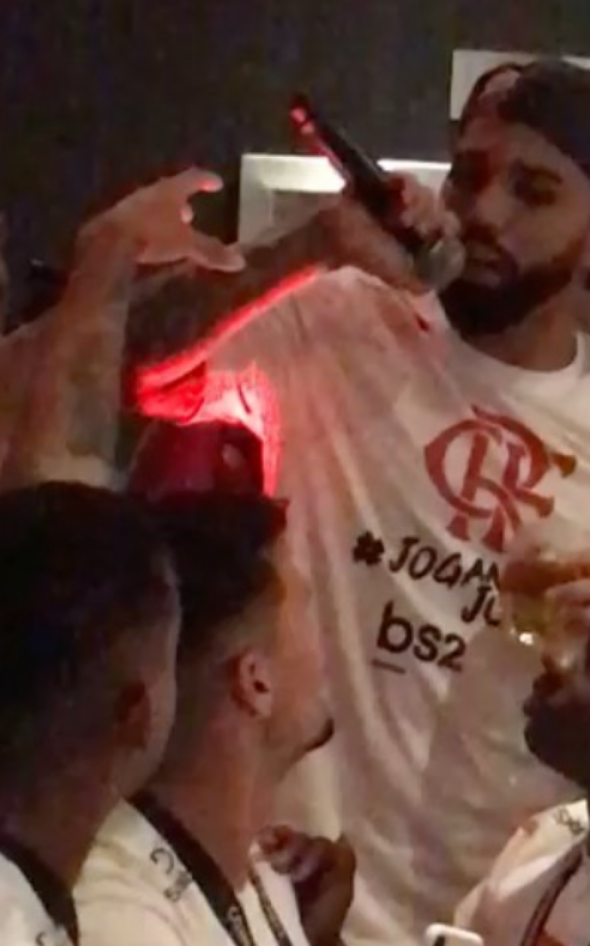 Durante a comemoração da Supercopa do Brasil de 2021, Gabigol e outros jogadores apareceram em vídeo cantando \