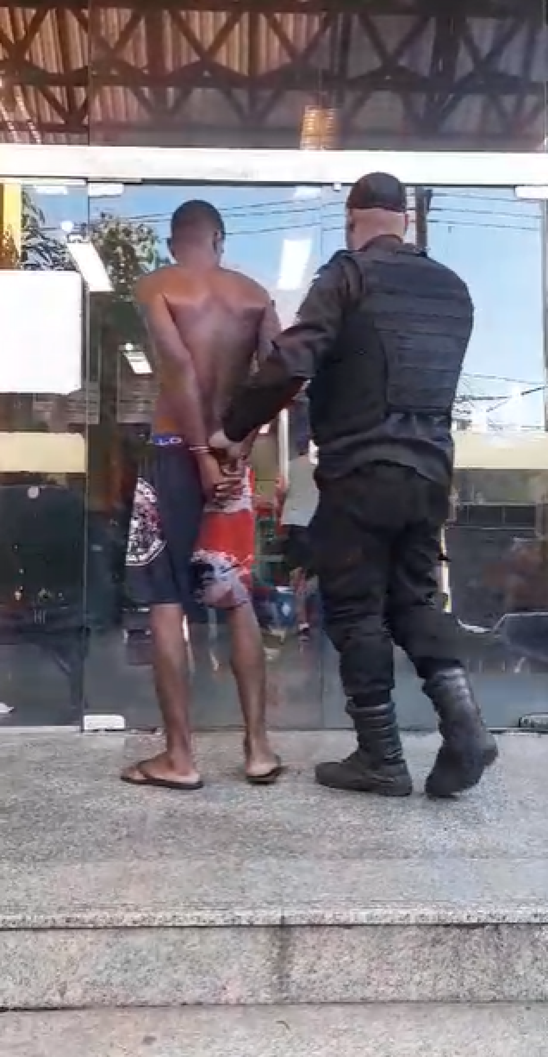 Alexandre Nunes Barros chegando preso com o policial militar do 20&ordm; BPM na 57&ordf; DP - Divulga&ccedil;&atilde;o / 20&ordm; BPM