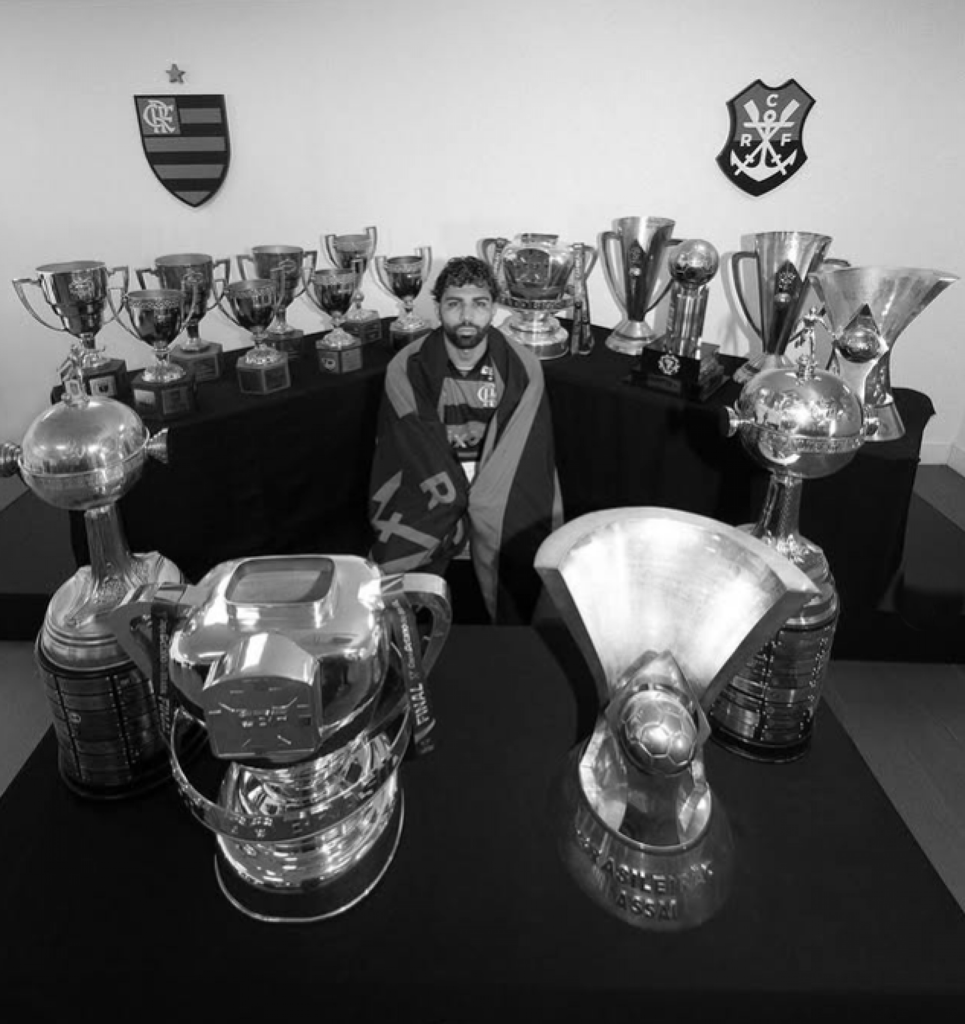 Gabigol com todos os troféus que conquistou pelo Flamengo, entre 2019 e 2024, incluindo turnos do Carioca