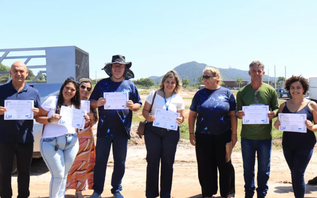 Entrega de um certificado de Parceiro Bandeira Azul pelo Instituto Escola do Mar
