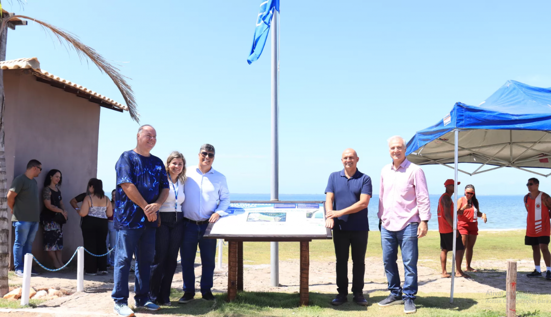 Prefeito F&aacute;bio do Pastel hasteou a bandeira pessoalmente junto ao secret&aacute;rio de Meio Ambiente e Pesca, Mario Flavio Moreira  - Ascom 