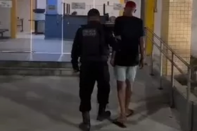 Homem é preso com drogas e bombinhas explosivas na praça de Unamar, em Cabo Frio