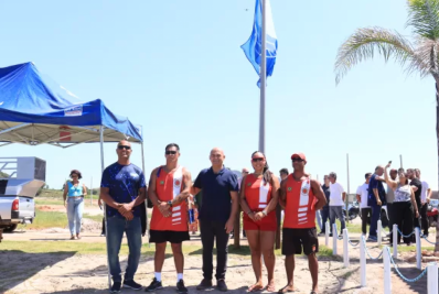 São Pedro da Aldeia hasteia Bandeira Azul na Praia das Pedras de Sapiatiba