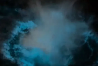 Fenômeno raro transforma praia de Arraial do Cabo em espetáculo de luz