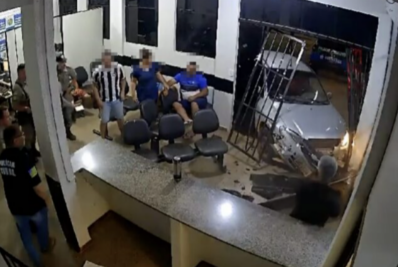 Vídeo: irmãos invadem delegacia com carro e acabam presos em flagrante