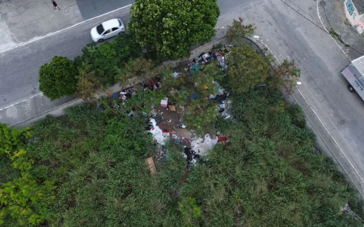 Terreno baldio sendo utilizado como \