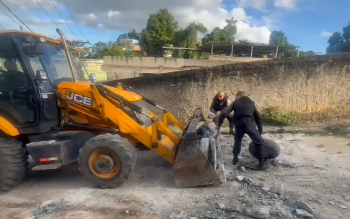 Policiais militares do 39º BPM retirando barricadas em Santa Teresa