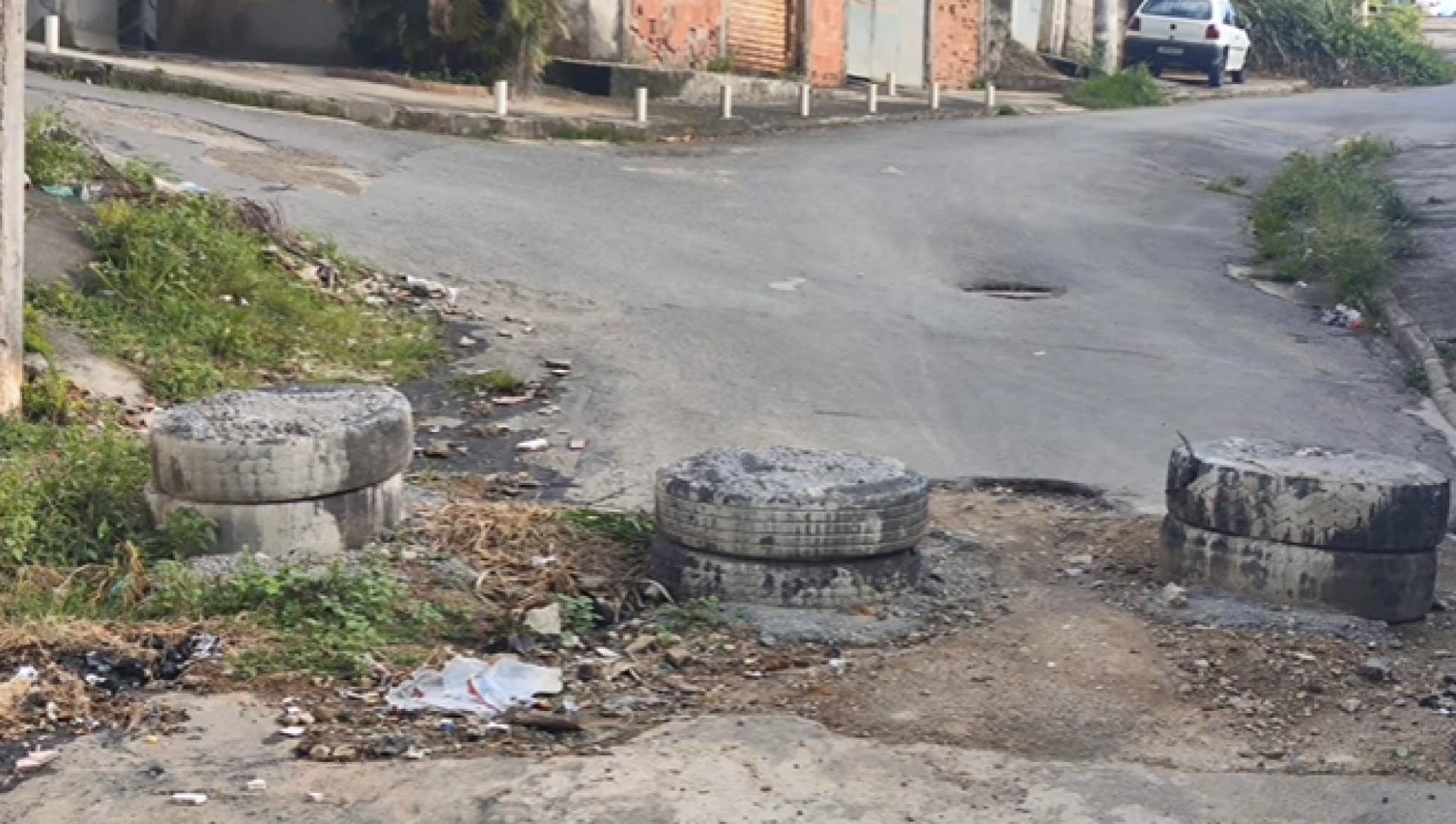 Uma das ruas que estavam com barricadas na Comunidade de Santa Teresa - Reprodução / 39º BPM