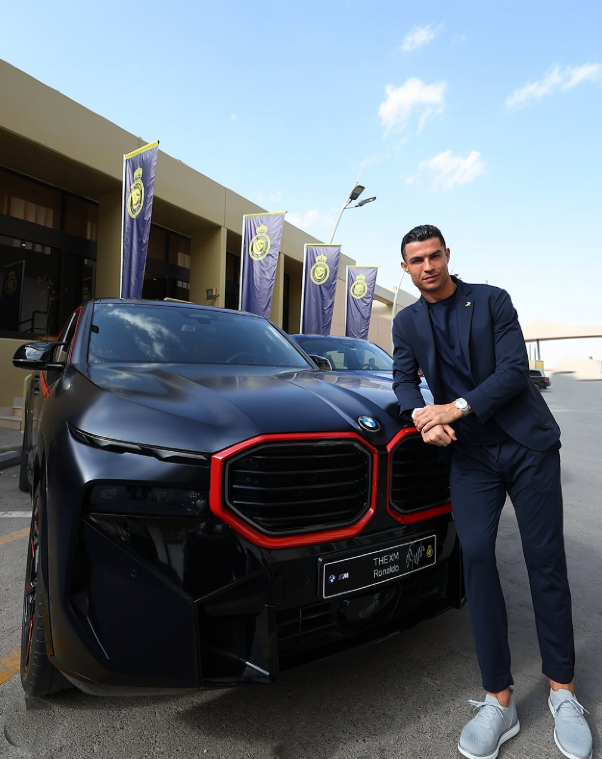 Cristiano Ronaldo e companheiros de Al-Nassr ganharam um BMW XM Red Label de presente da montadora alemã - Divulgação