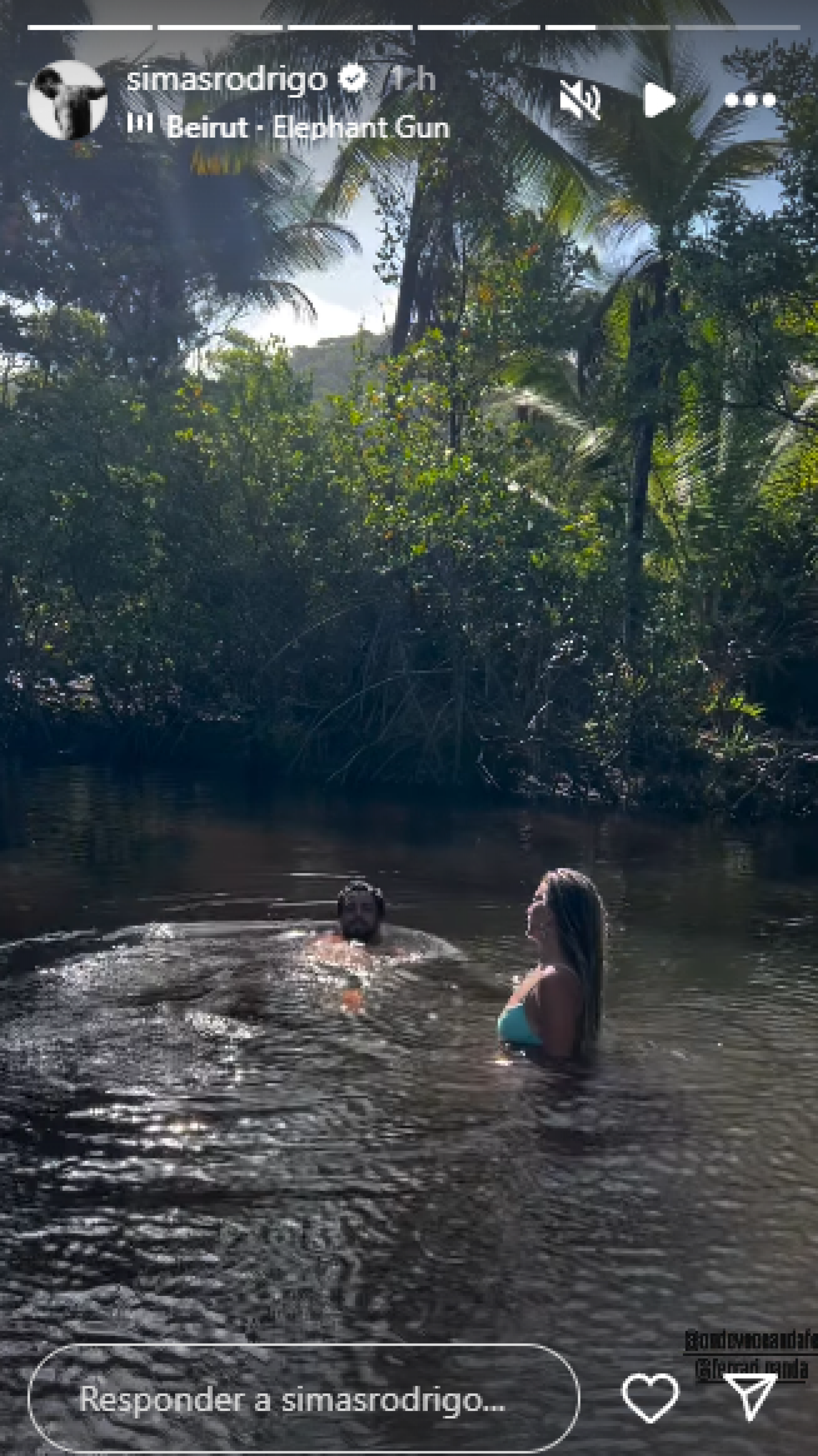 Na Bahia, Rodrigo Simas se refresca com banho de rio - Reprodução de vídeo / Instagram