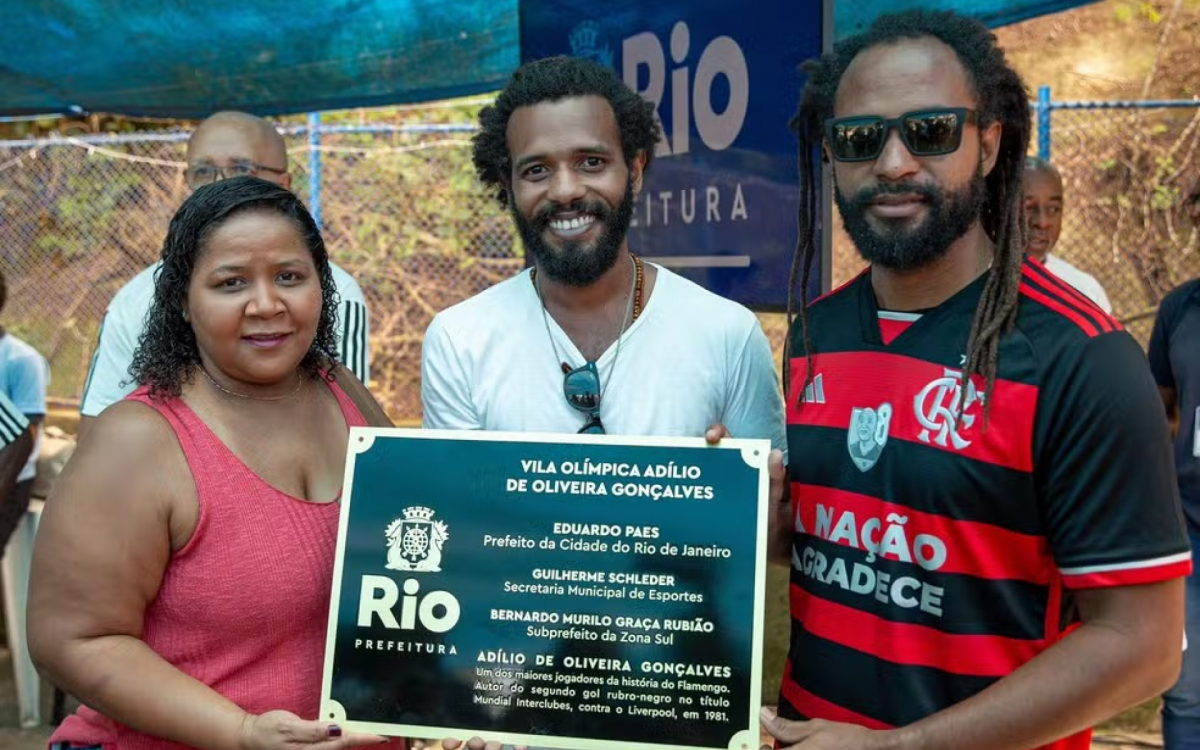 Filhos de Adílio com placa que homenageia o pai na Vila Olímpica do Vidigal 