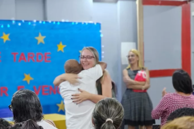 Histórias de superação ganham vida em livros lançados por alunos da EJA de Arraial do Cabo