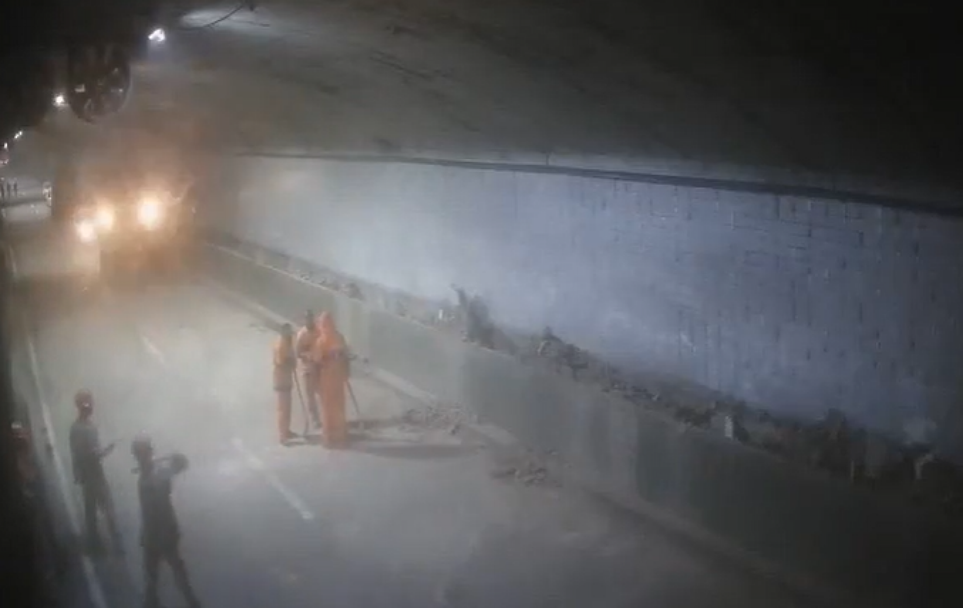 Equipes da Comlurb realizam a limpeza da galeria - Divulgação / Centro de Operações