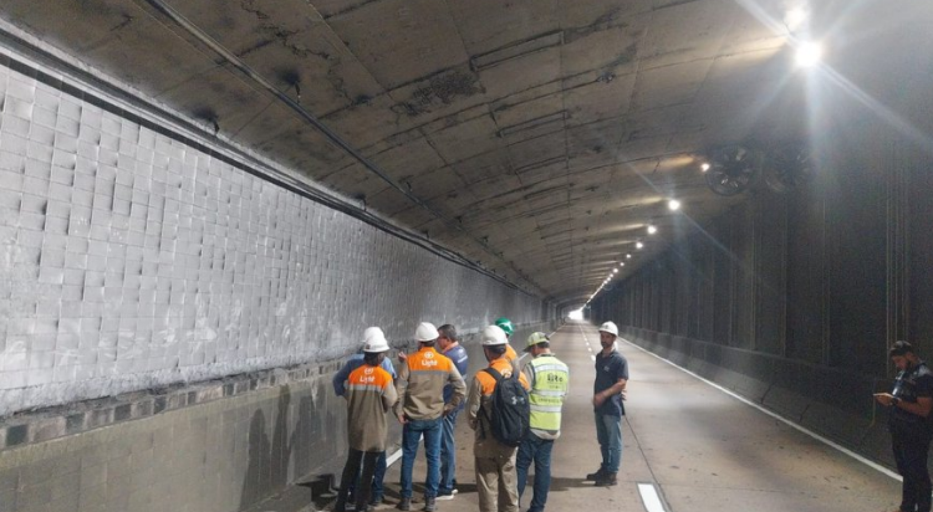 Engenheiros avaliam as condições no interior da galeria do túnel - Divulgação / Centro de Operações Rio