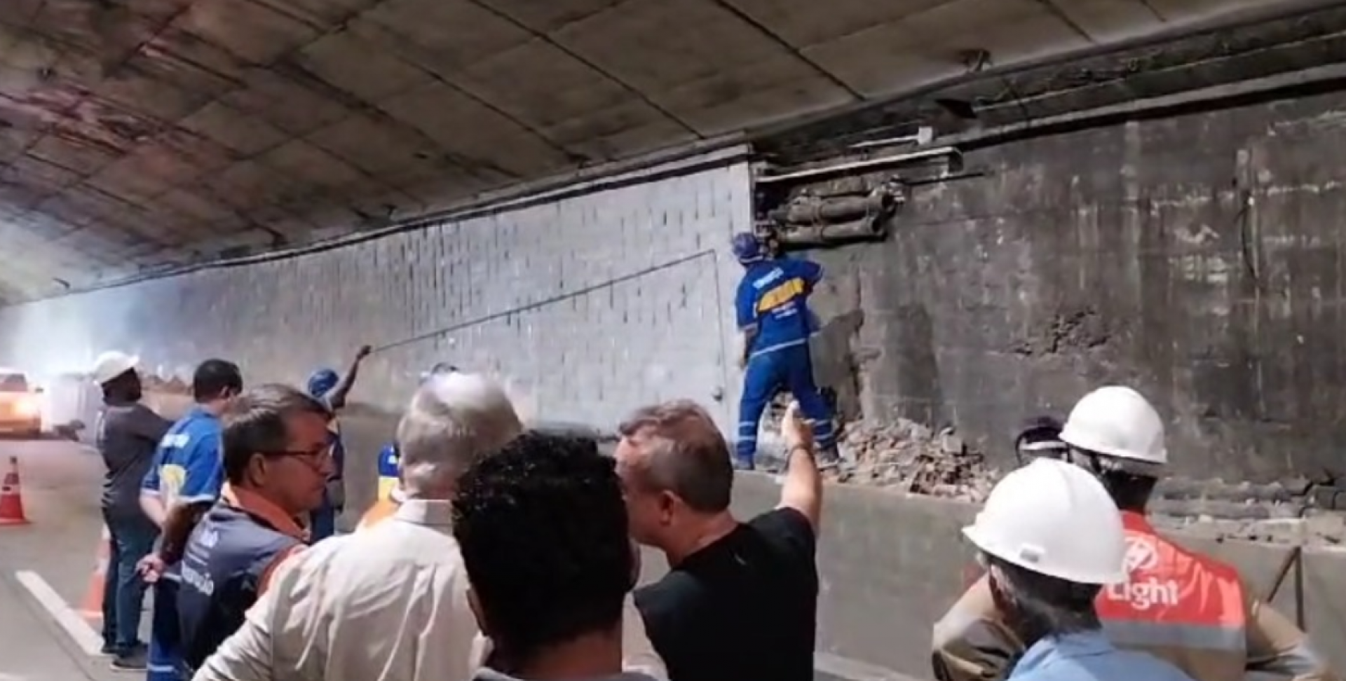 Equipe da Secretaria de Conservação inicia demolição no trecho afetado - Divulgação / Centro de Operações Rio