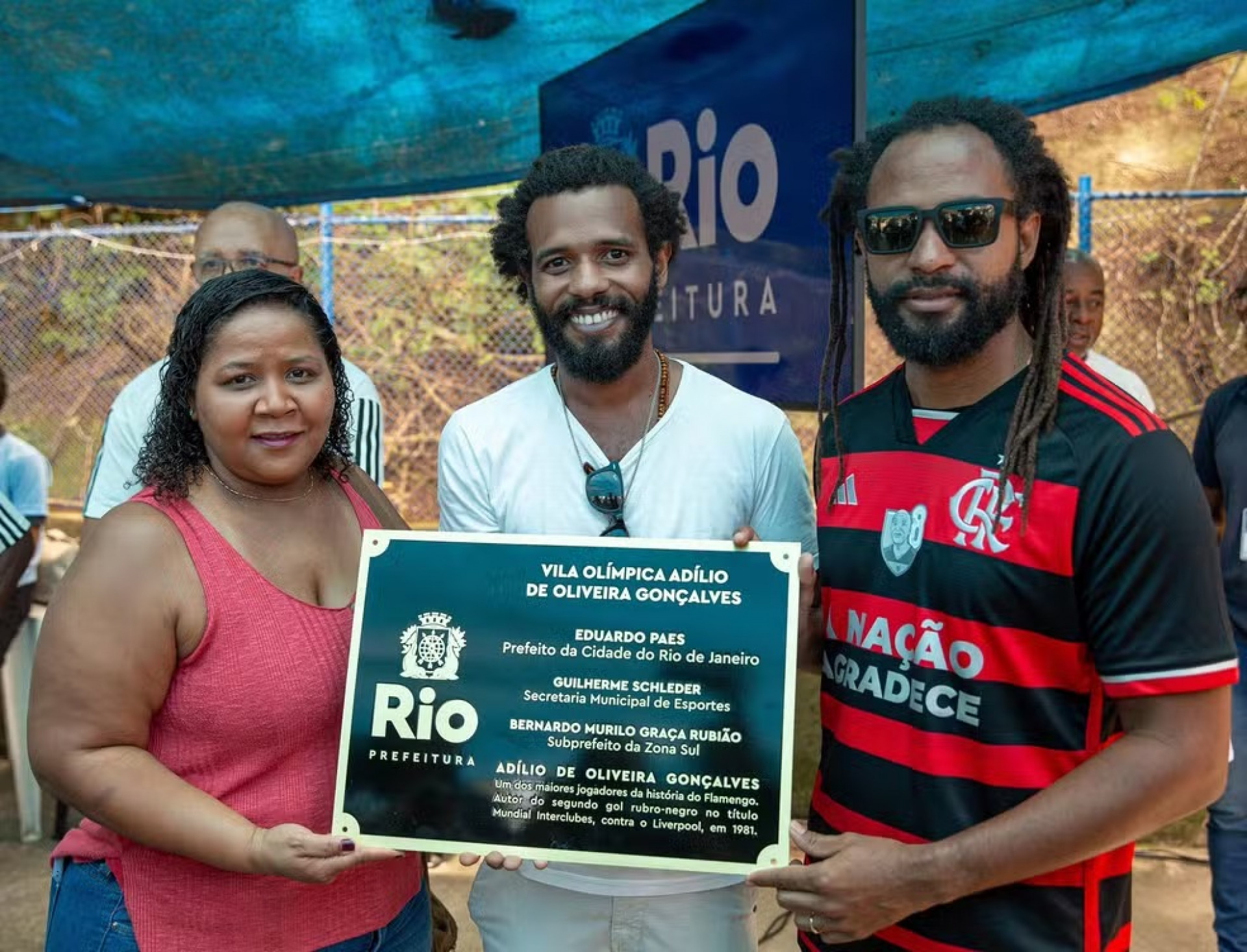 Filhos de Adílio com placa que homenageia o pai na Vila Olímpica do Vidigal  - Divulgação