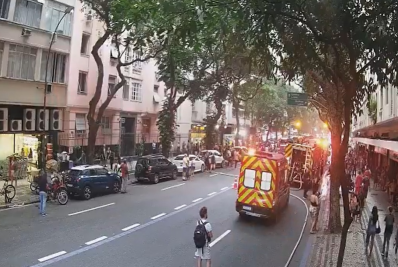 Incêndio em apartamento interdita rua em Copacabana
