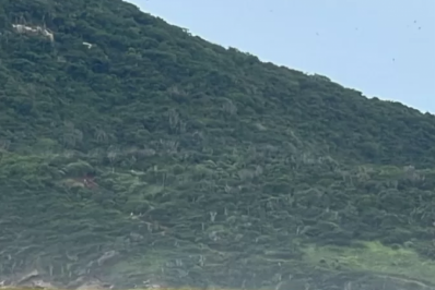 Corpo é encontrado ao lado de carro carbonizado, na Praia do Pontal, em Arraial do Cabo