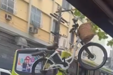 Vídeo: Bicicleta 'voa' em rua de Niterói após se embolar com fiação pendurada