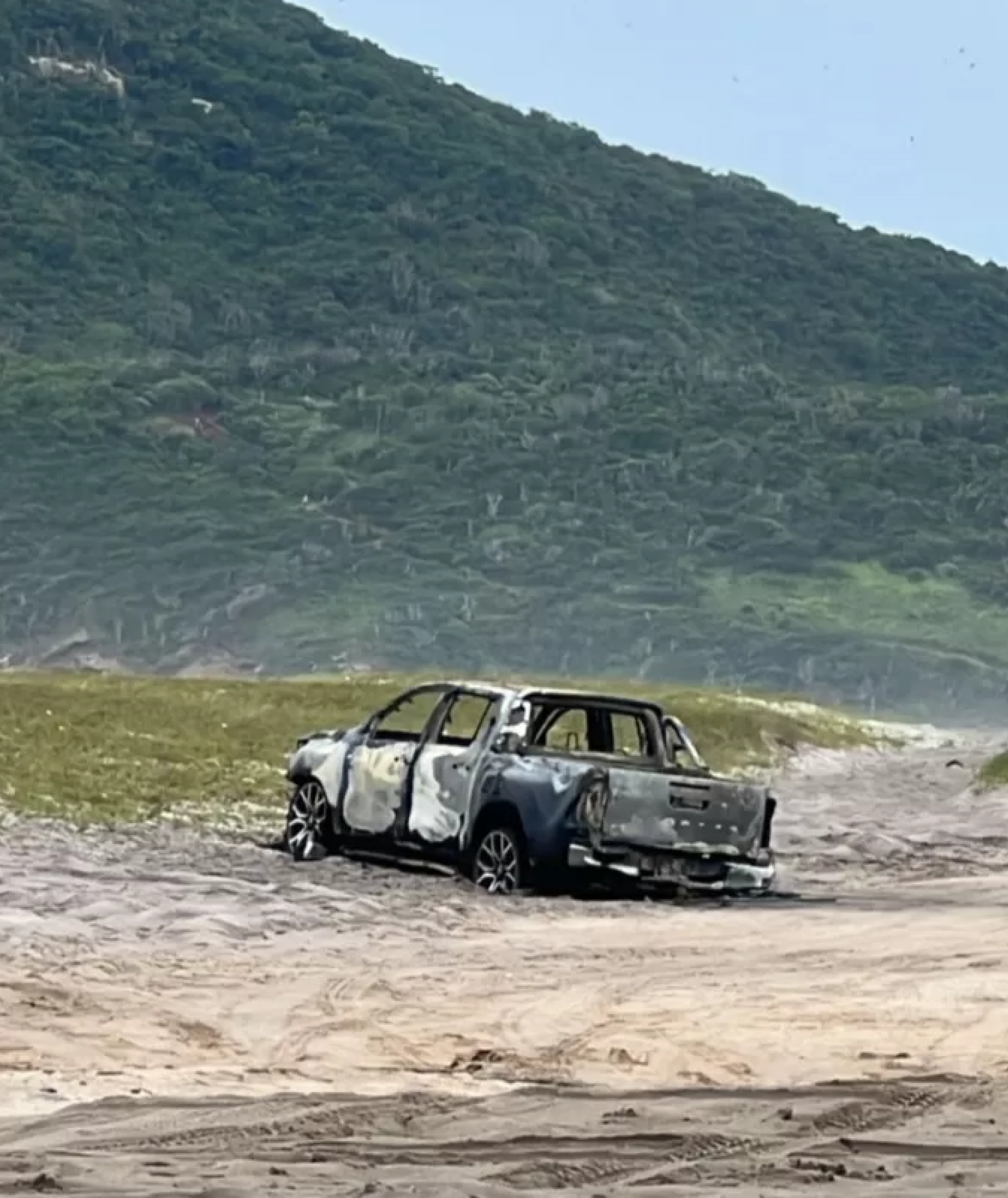 Carro carbonizado na Praia do Pontal