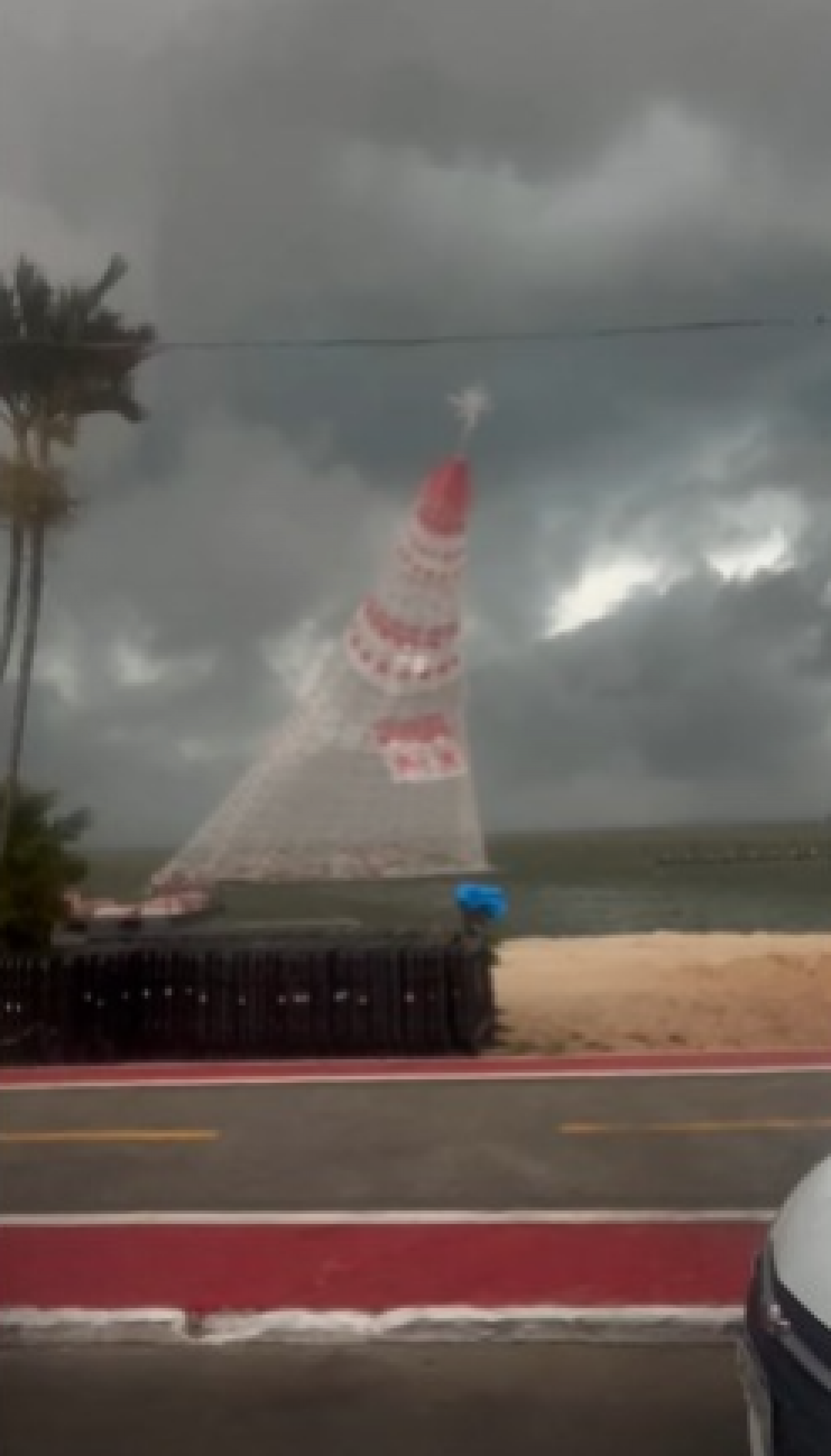 O momento da queda foi registrado por moradores que estavam no local