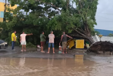 Hospital do Jardim Esperança, em Cabo Frio, fica alagado e tem falta de energia após temporal