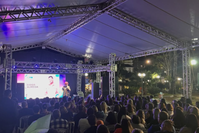 Trajano de Moraes recebe espetáculo de humor